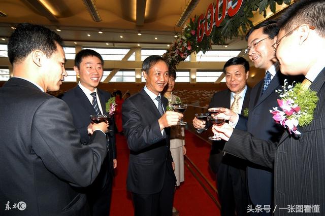 在酒桌上和陌生人打交道，記住這3個實用話術模板就夠了！